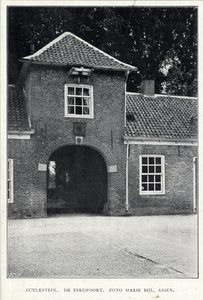 95047 Gezicht op het poortgebouw met doorgang van het Slot Zuylestein (Rijksstraatweg 3-11) te Leersum. N.B. In 1945 is ...